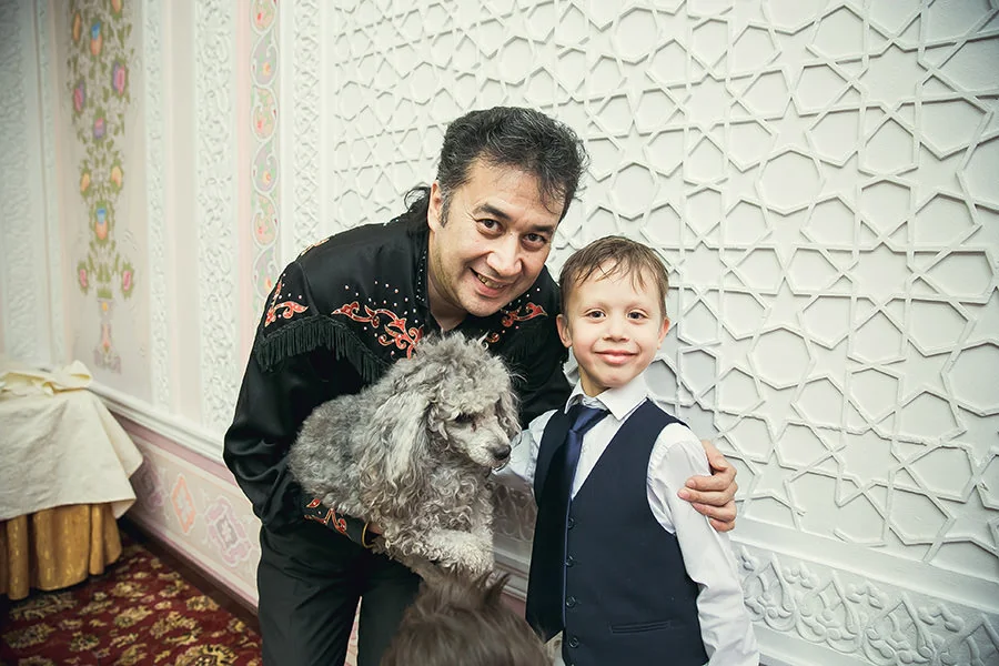 Фокусник Дадо и участник детского праздника