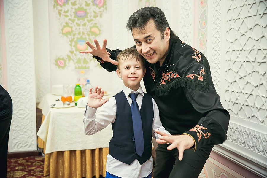 Фокусник с участницей программы