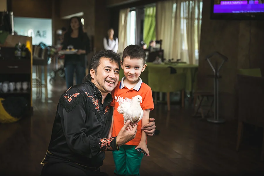 Участник шоу рядом с фокусником