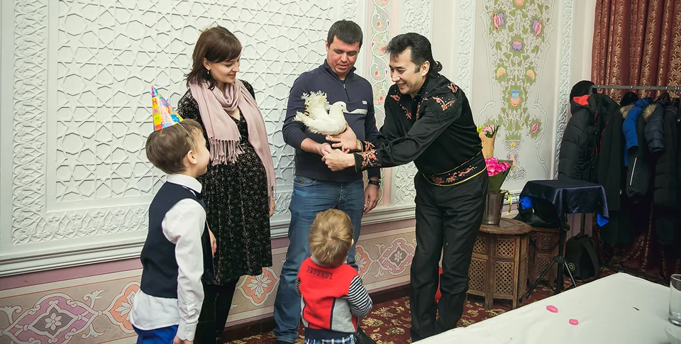 Фокусник проводит интерактив с гостями