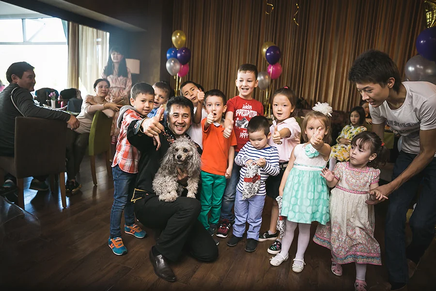 Общее фото фокусника с детьми